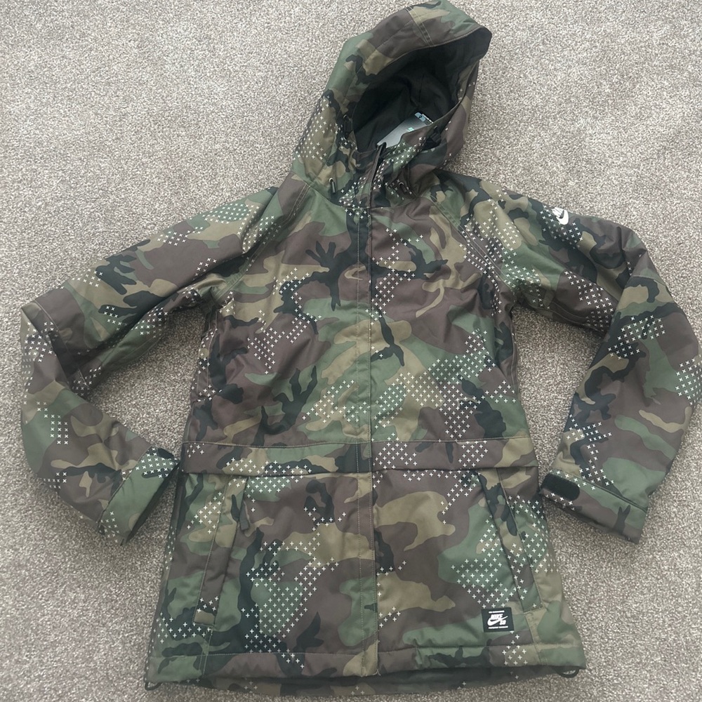 NWT Nike SB Camouflage Snowboarding Jacket Large